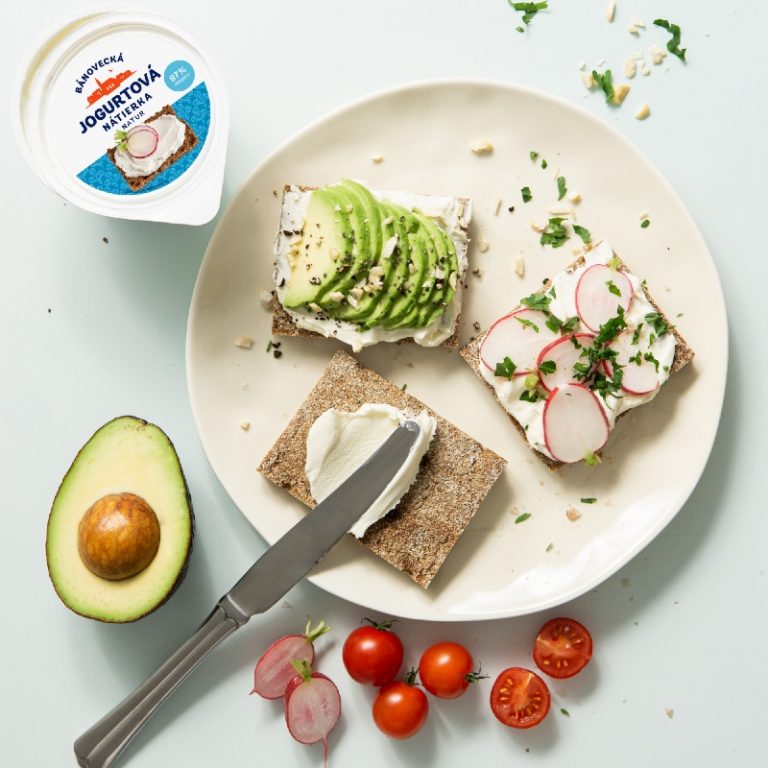 Yoghurt spread with spelt bread