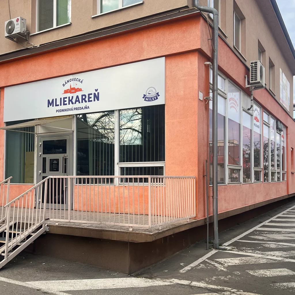Pohľad na podnikovú predajňu Bánoveckej mliekarňe v Trenčíne
